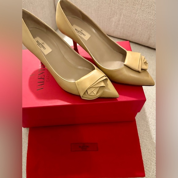Authenticated Valentino Women's Beige Leather Heels with Flower 39 - Picture 4 of 12